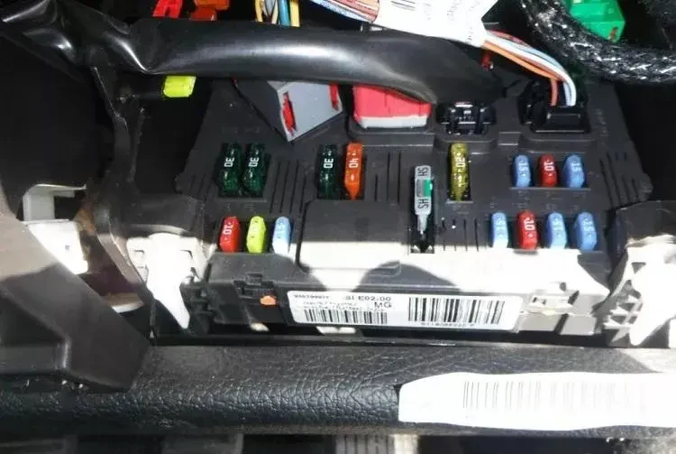 فیوز هایی داخل اتاق پژو 206 که باعث روشن نشدن خودرو میشوند