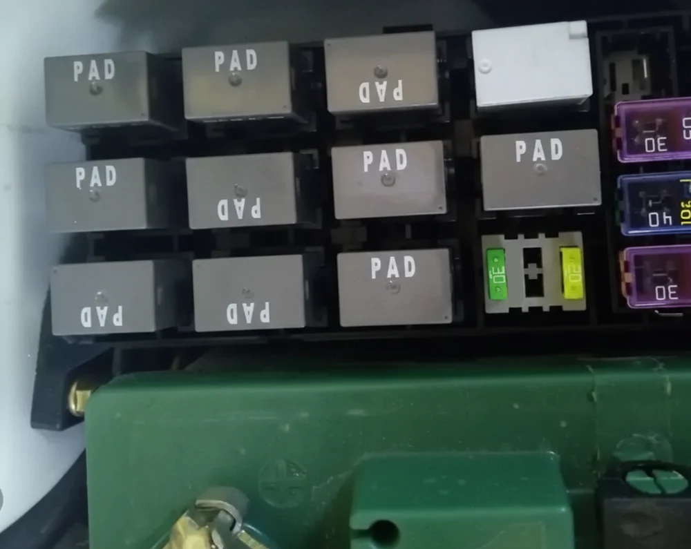 فیوزهای داخل کاپوت خودرو تیبا که باعث روشن نشدن خودرو میشود